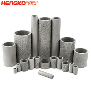 燒結不銹鋼濾管筒 如果您對燒結不銹鋼濾管筒有任何疑問,您會在這里找到答案。 一、什么是燒結不銹鋼濾管筒? 是通過加熱或加壓的燒結工藝制成的特殊金屬管。根據您需要的金屬類型,可以選擇燒結不銹鋼金屬管、燒結銅金屬管或燒結青銅金屬管。 二、燒結金屬管有哪些用途? 1.食品和飲料行業:防止食物營養成分被沖走,還可以過濾掉污染物。 2.水力發電廠為您工廠的渦輪機提供動力。保持電力循環生產。 3.天然氣生產廠可以捕獲氣體中的小污染物。 4.化學加工工業過濾掉有害污染物,提高化學產品的效率。 5.石油工業消除污染物來提高石油產品的純度。 6.醫藥行業去除藥品中的污染物,并提高藥用價值 三、燒結金屬管的優點是什么? 1.材料堅固形狀靈活 2.良好的滲透性 3.多種孔隙分布 4.性能穩定可以應對來自各種流體的高壓而不會變形。 5.機械強度高可以在高溫高壓等極其惡劣的環境中使用。 6.可以調整孔的大小 7.耐腐蝕和熱沖擊 8.設備易于清潔,無需長時間關機。 四、選擇燒結金屬管時要注意以下幾點: 優質材料、溫度范圍、微米變化、耐腐蝕、納污能力、機械強度 需要的高強度(恒歌316不銹鋼濾管正反向流動中提供相同的強度) 燒結金屬管的工作原理 五、什么材料可以制造燒結金屬管? 1.燒結不銹鋼:高機械強度耐腐蝕,在高壓高溫中高效運行不會損壞; 2.銅粉末燒結管屬不銹鋼替代品,耐腐蝕且經濟實惠,但耐溫和強度較差; 3.鎳合金,適用于極端工作條件的燒結金屬管。 注:燒結、固化、退火有以下幾個方面的比較: 1.燒結:這是一種熱處理方法,會使粉末狀物質形成整體材料,利用粉末中單個粒子之間發生的擴散。可以固態和液態下發生。 金屬粉末 2.養護:是用來加速化學反應的技術,適用于高分子及高分子材料復合。當熱固性聚合物在室溫下無法在合理時間內固化時,您將使用固化爐應用高溫來實現固化過程。 (例如,當您將預浸碳纖維覆蓋在模具上時可以固化它,使它保持模具的形狀,單體會在固化溫度下迅速反應,從而形成熱固性聚合物,使預浸墊物質變硬。) 3.退火:是一種熱處理技術,用于使用非常高的溫度來減輕物質的應力,降低處理物質中原子間鍵內的內應力和整體彈性能。此外,它是指金屬熱處理、高性能聚合物和陶瓷玻璃的術語。 (例如,您可以將冷軋鋼坯退火,制成另一種產品,當內部應力不推薦時,例如在進行機加工之前,您可使用此過程,機械加工通過去除材料來改變內應力的分布。 六、有哪些類型的燒結金屬管: 1.燒結多孔金屬管金屬管上的孔有助于過濾過程,運營成本低,但由于表面積小效率較低。 2.褶皺燒結金屬管表面積大于多孔金屬管,過濾效率高,但成本也高。 七、能清洗燒結金屬管嗎? 建議定期清潔設備上累積的污染物提高效率,確保其經久耐用并發揮最佳性能,延長使用壽命。 在 Hengko我們將幫助您獲得合適的燒結不銹鋼濾管筒以滿足獨特的應用要求。您有任何疑問,請隨時聯系我們的團隊。www.breitling-jendayi.cn